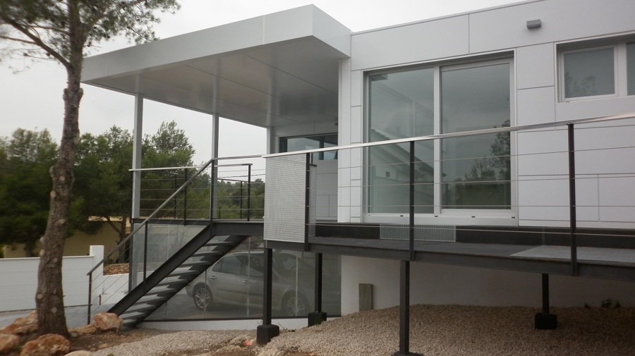 Pilares metálicos ahorrando trabajos de nivelación del terreno