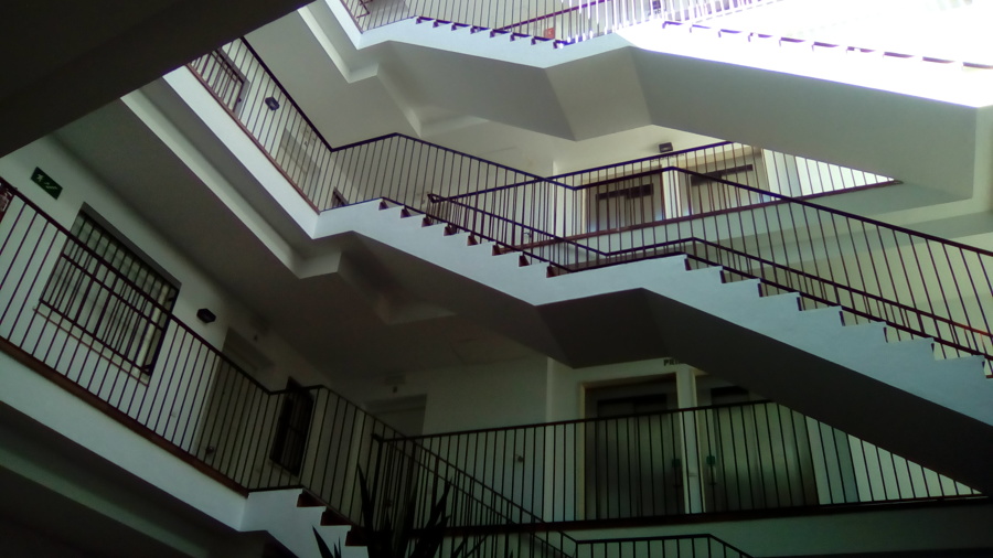 Pintado de comunidad interior saneado de todo el interior y pintado de todo el herraje