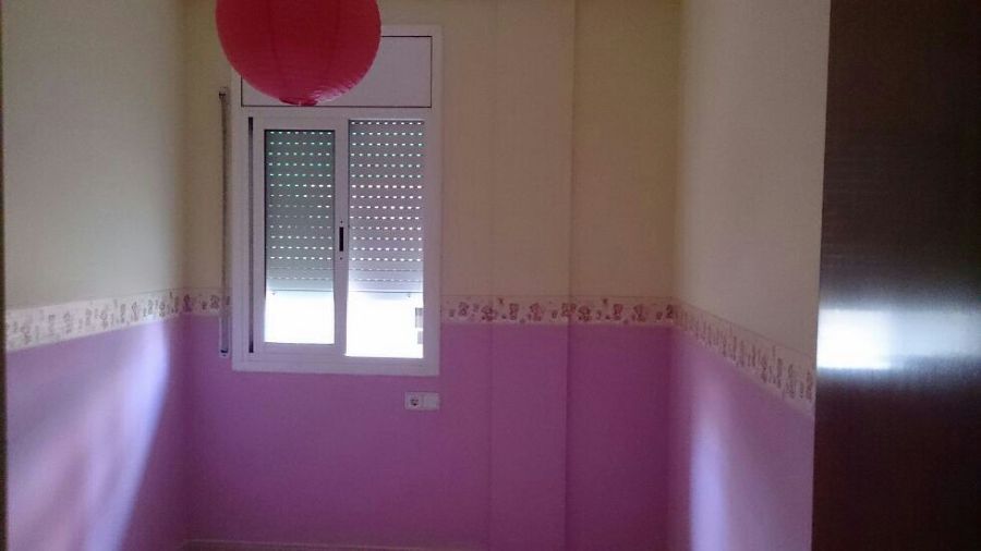 pintado de habitación de niňa con zócalo de color rosa resto vainilla, con cenefa