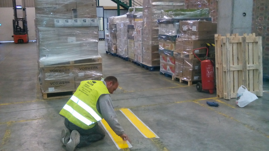 Pintado marcas viales en almacen