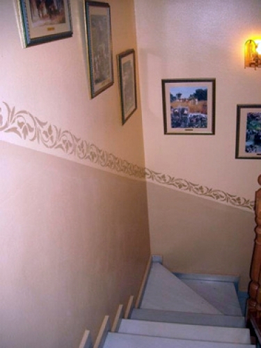 Pintado y Decoración de Escalera en una Torre de Sabadell