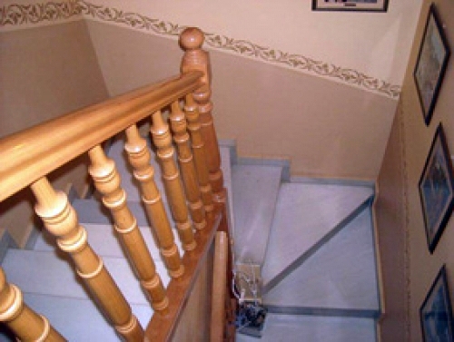 Pintado y Decoración de Escalera en una Torre de Sabadell