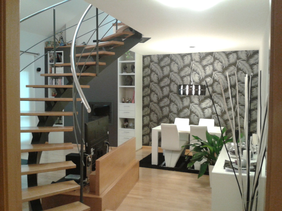 PINTADO Y EMPAPELADO SALÓN Y ESCALERA