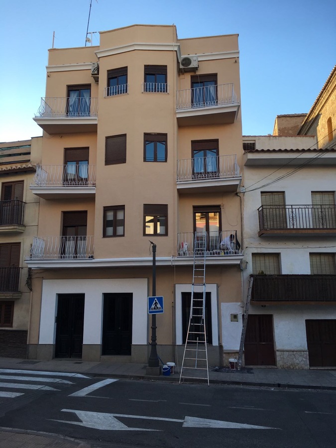 Pintamos los herrajes de la fachada principal.