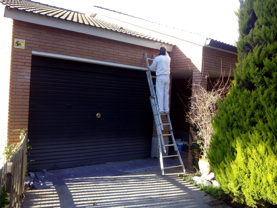 PINTANDO CORNIZA Y PUERTA DE GARAGE ¡