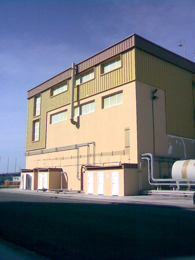 Pintando Fachada  en una central electrica