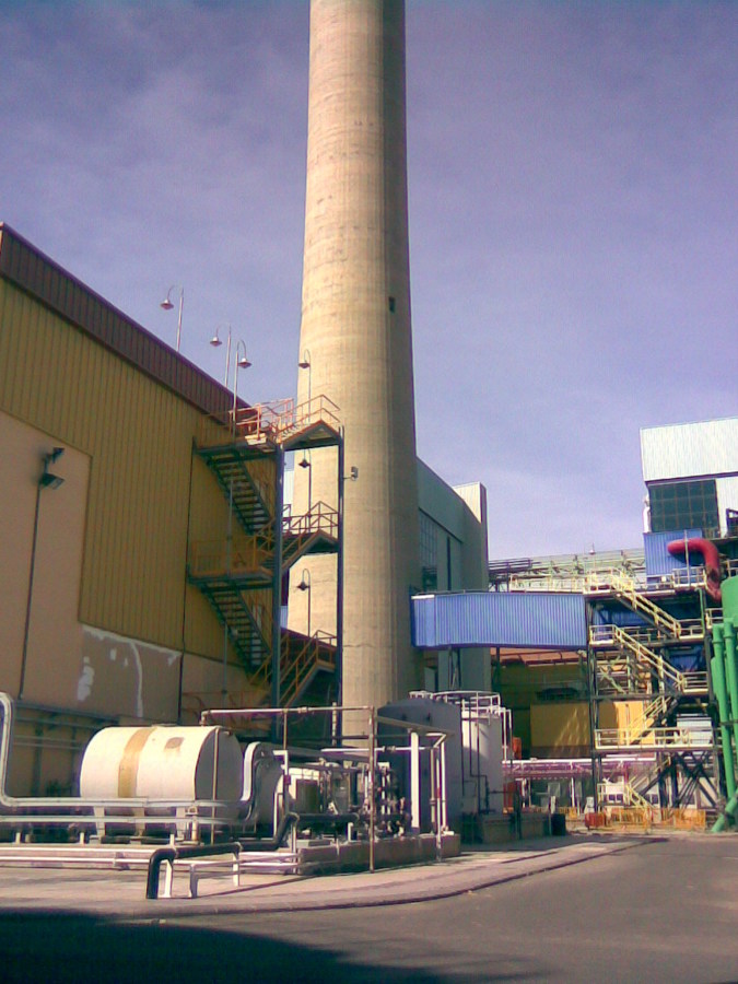 Pintando Fachada  en una central electrica