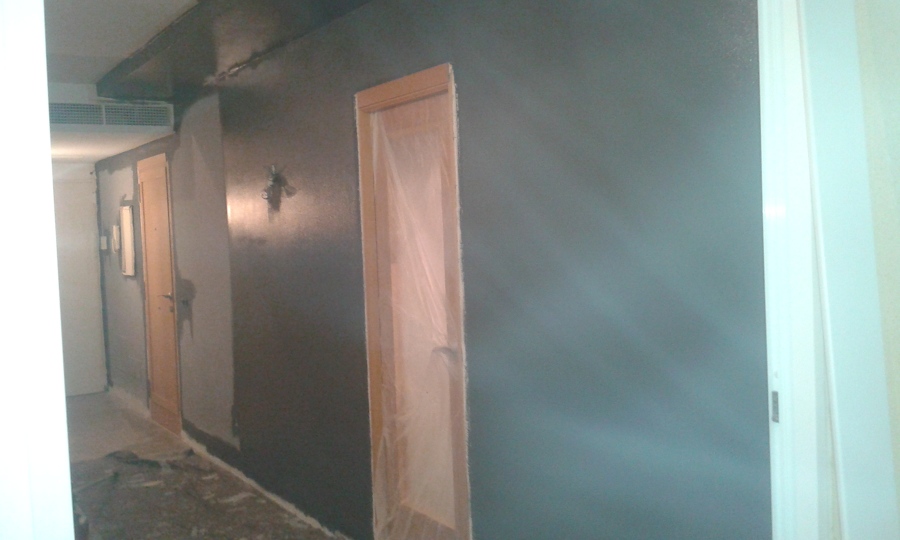 Pintando pared en gris oscuro