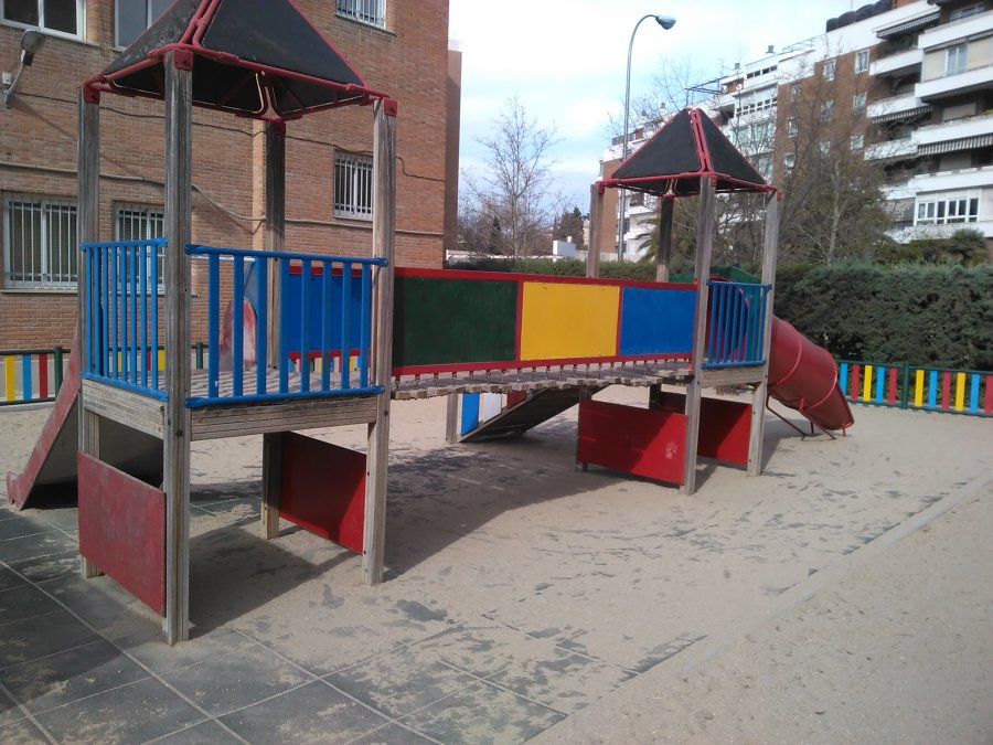 Pintura decorativa y barnizado para parque infantil