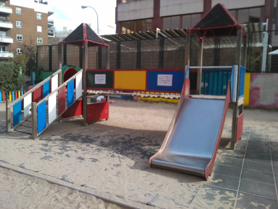 Pintura decorativa y barnizado para parque infantil