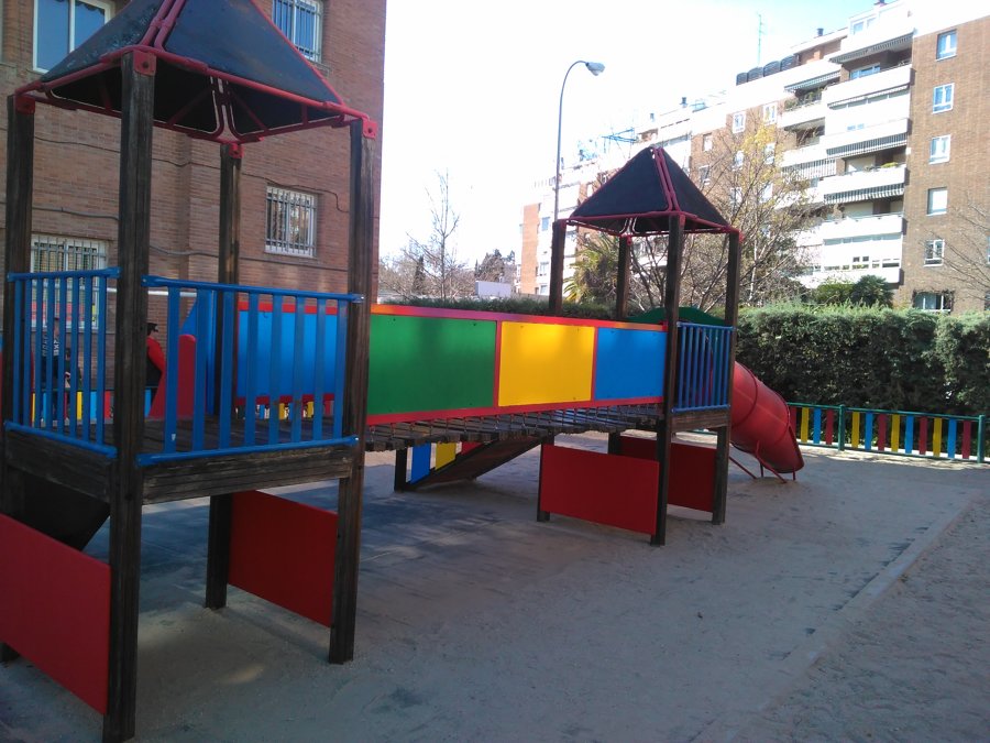 Pintura decorativa y barnizado para parque infantil