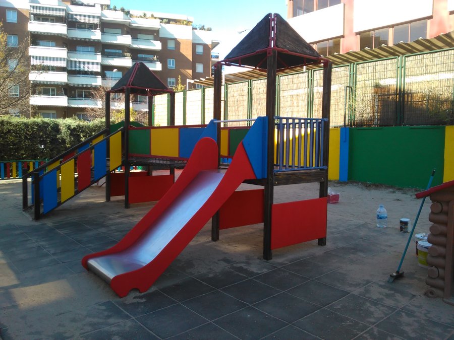 Pintura decorativa y barnizado para parque infantil