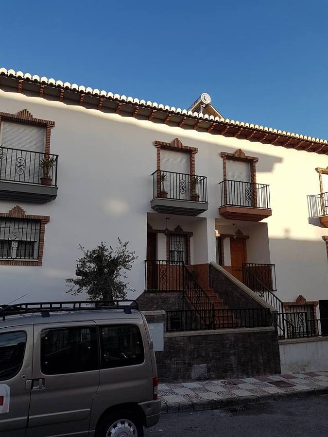 Pintura en fachada delantera y rejas