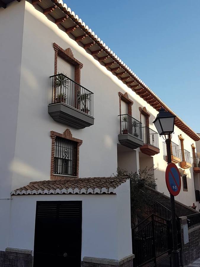 Pintura en fachada delantera y rejas