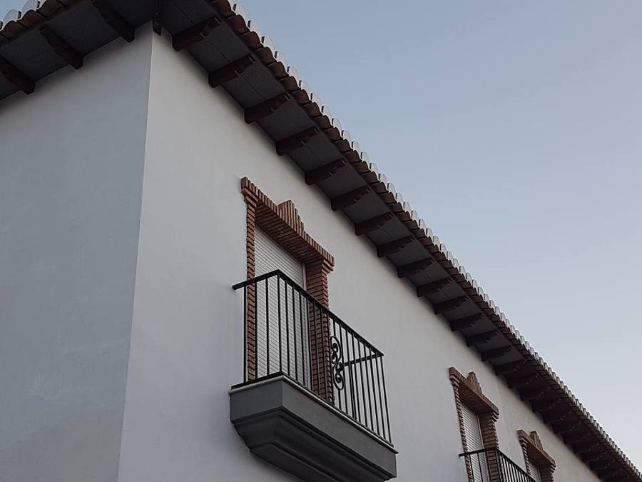 Pintura en fachada delantera y rejas