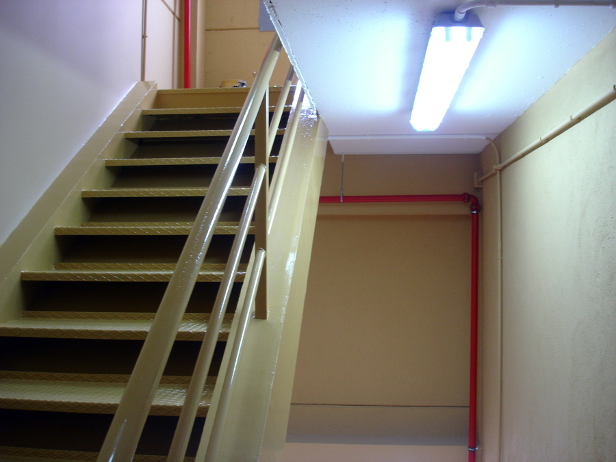 Pintura esmalte en escalera de nave industrial