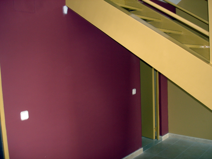 Pintura esmalte en escalera y pintura plástica en tono oscuro 