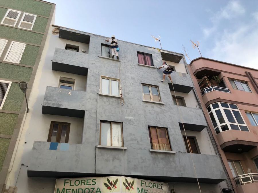 Pintura exterior de edificio trabajo vertical