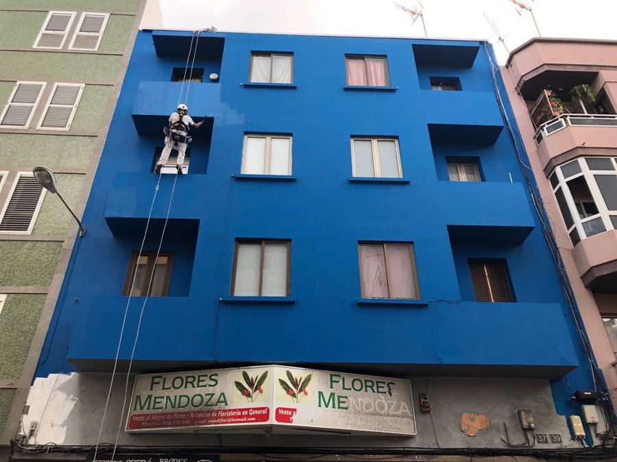 Pintura exterior de edificio trabajo vertical