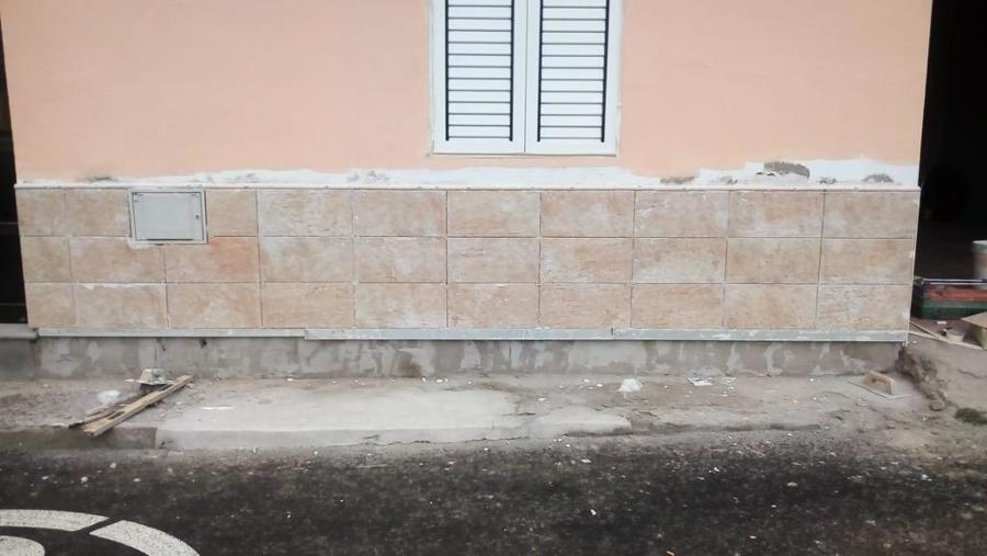 pintura exterior de fachada, colocación de plaqueta