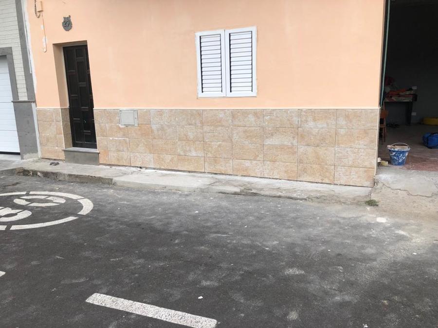 pintura exterior de fachada, colocación de plaquetas