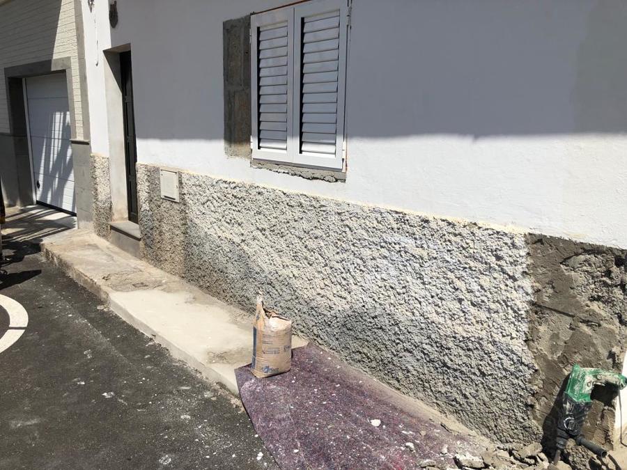 pintura exterior de fachada, retirada de picón para sustituir por plaquetas