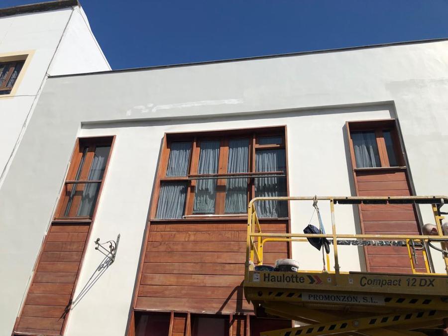 pintura exterior de fachada y barnizado de ventanas y puertas