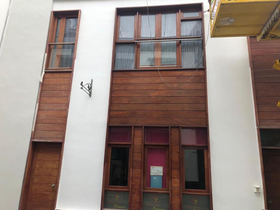 pintura exterior de fachada y barnizado de ventanas y puertas
