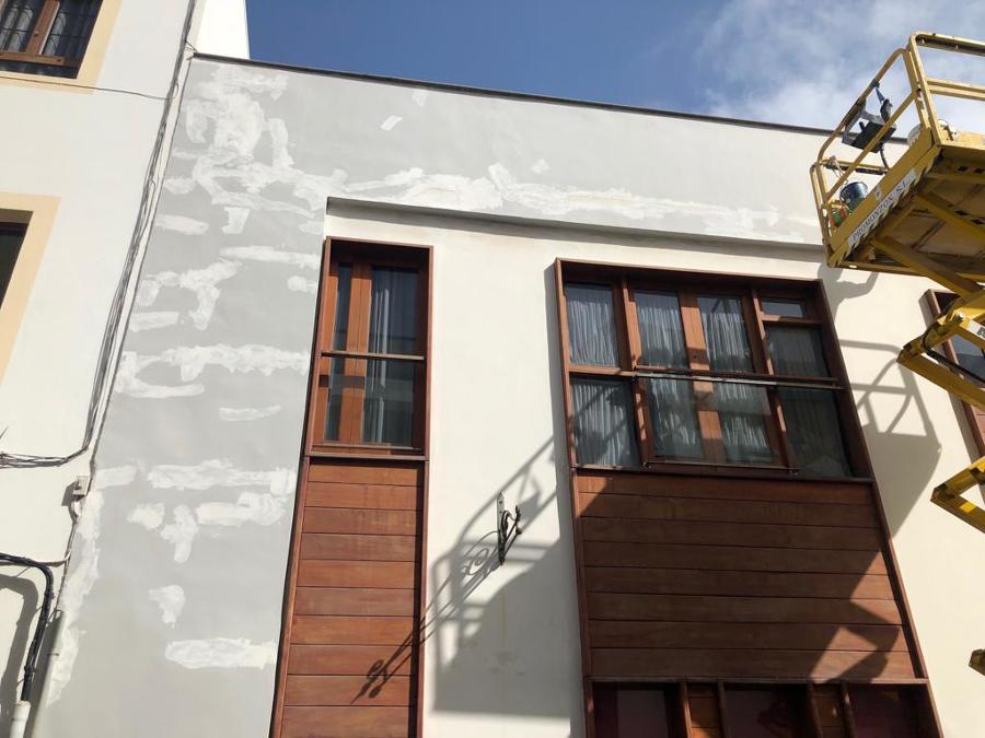 pintura exterior de fachada y barnizado de ventanas y puertas