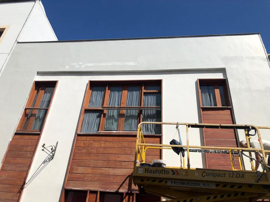 pintura exterior de fachada y barnizado de ventanas y puertas