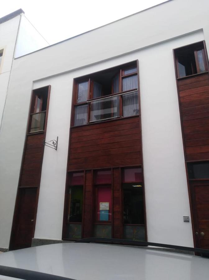 pintura exterior de fachada y barnizado de ventanas y puertas