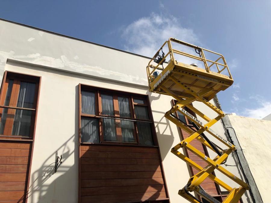 pintura exterior de fachada y barnizado de ventanas y puertas