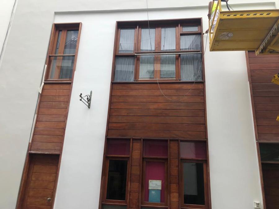pintura exterior de fachada y barnizado de ventanas y puertas