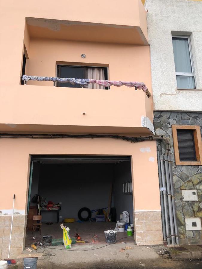 pintura exterior de fachada y colocación de plaquetas