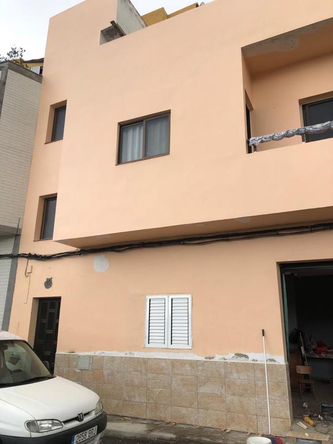 pintura exterior de fachada y colocación de plaquetas