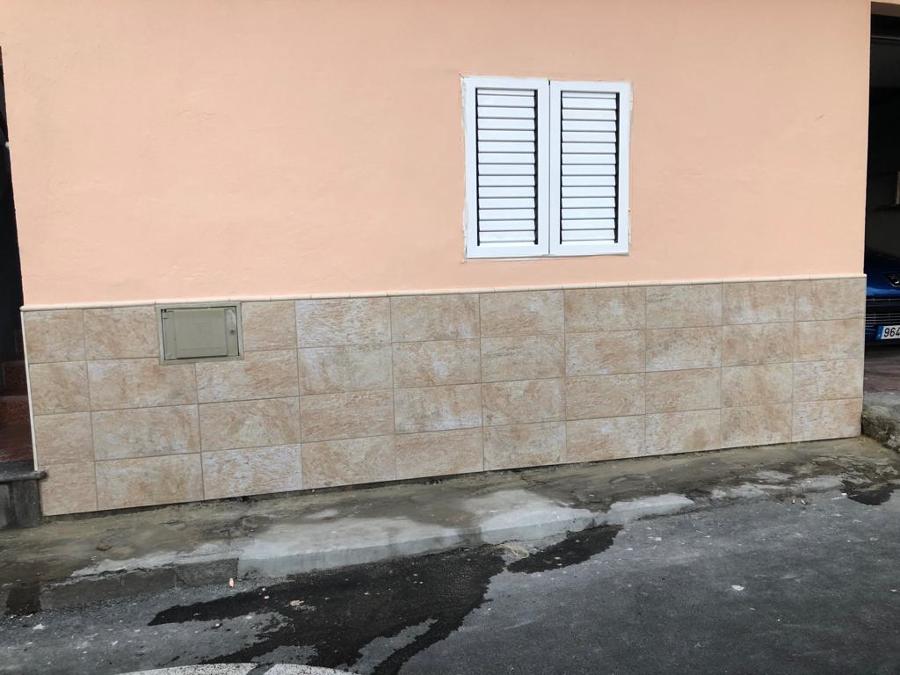 pintura exterior de fachada y colocación de plaquetas