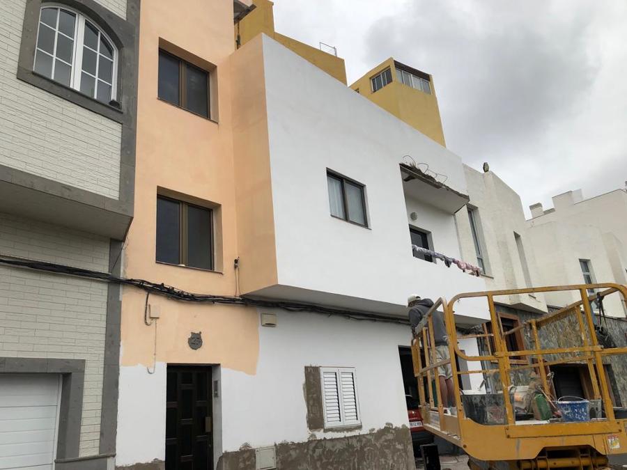 pintura exterior de fachada y colocación de plaquetas
