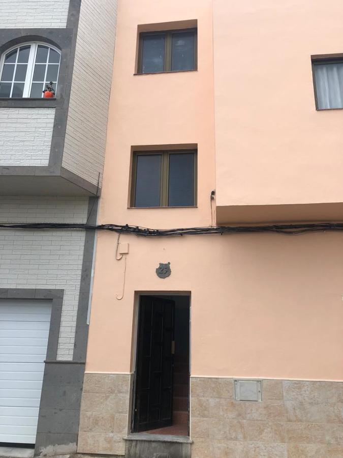 pintura exterior de fachada y colocación de plaquetas