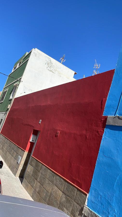 Pintura exterior de fachada y colocación de plaquetas