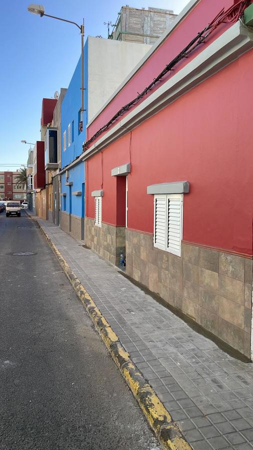 Pintura exterior de fachada y colocación de plaquetas