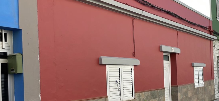 Pintura exterior de fachada y colocación de plaquetas