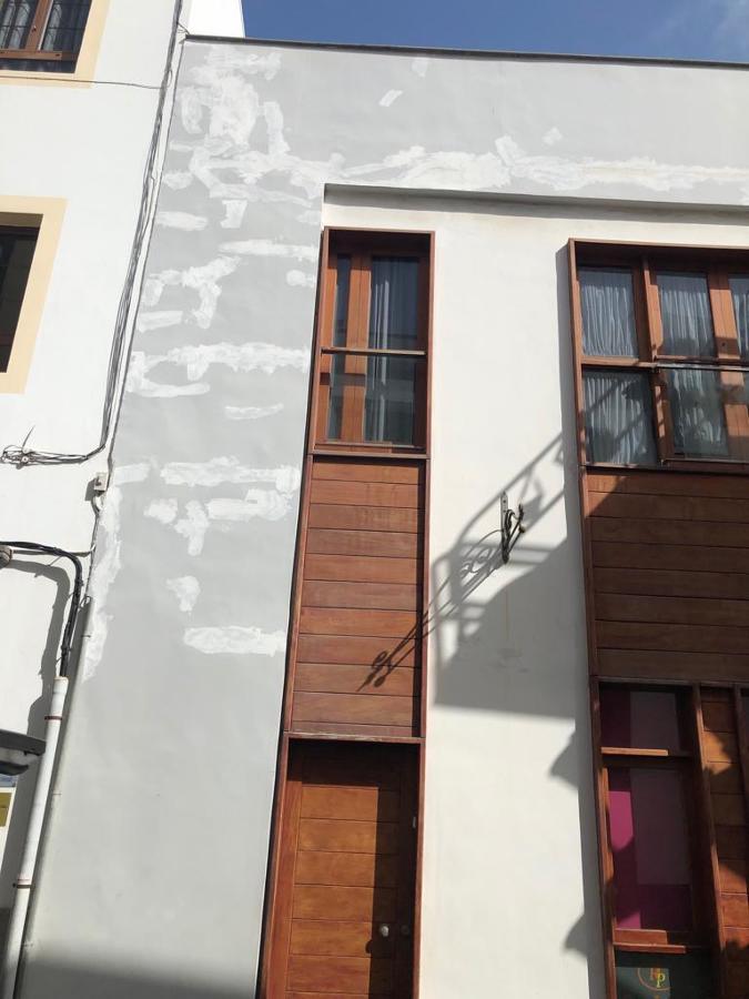 Pintura exterior de fachada y superficies de madera ventanas y puertas