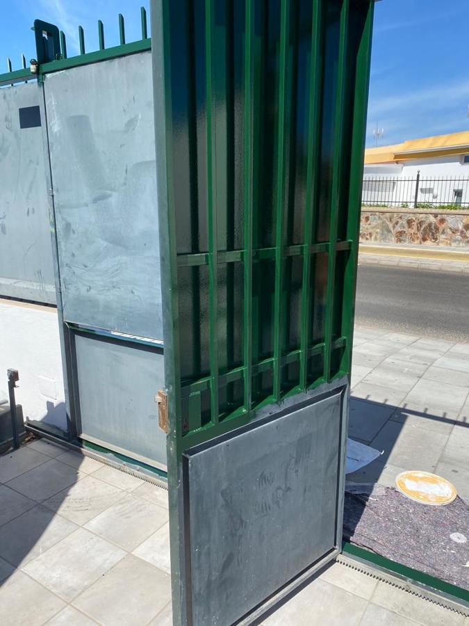 Pintura exterior de vivienda puerta y rejas metálicas