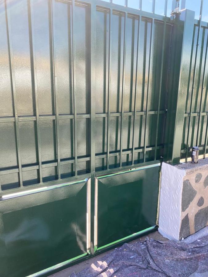 Pintura exterior de vivienda puerta y rejas metálicas