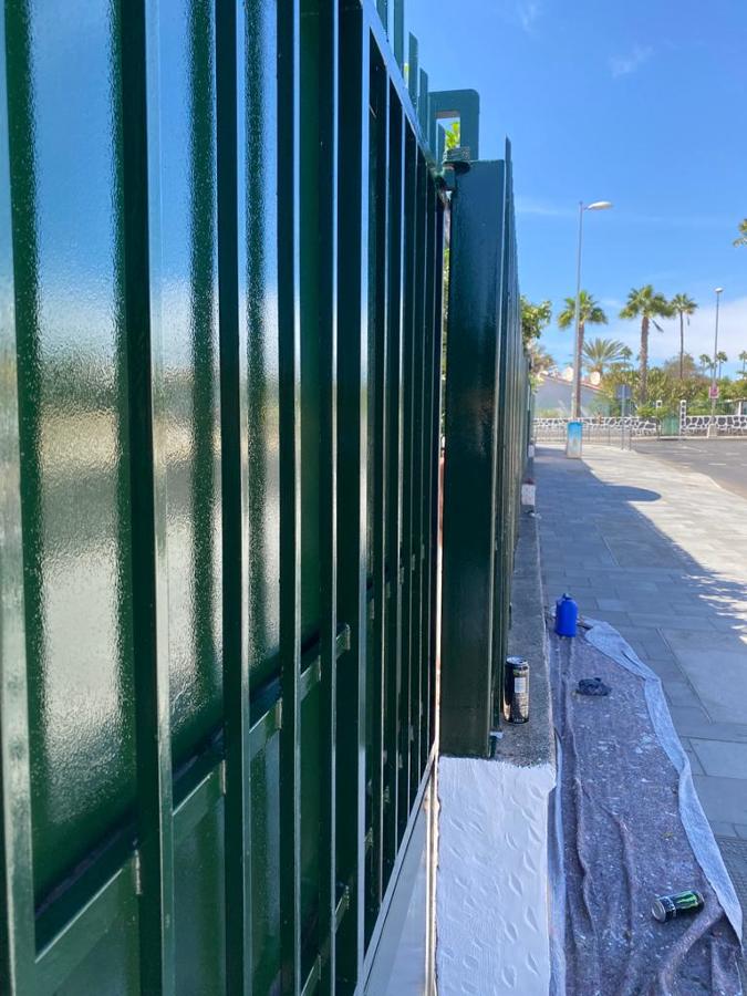 Pintura exterior de vivienda puerta y vallas de hierro