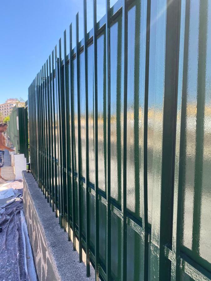 Pintura exterior de vivienda vallas y rejas de hierro