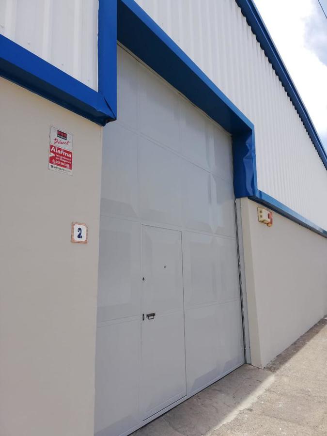 pintura exterior nave industrial puerta de metal
