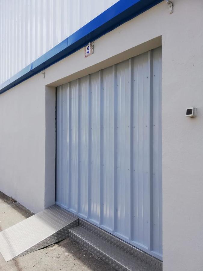 pintura exterior nave industrial puerta de metal