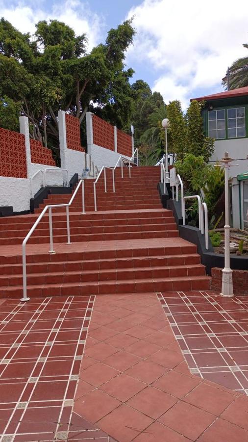 Pintura exterior zonas comunes centro comercial Tafira