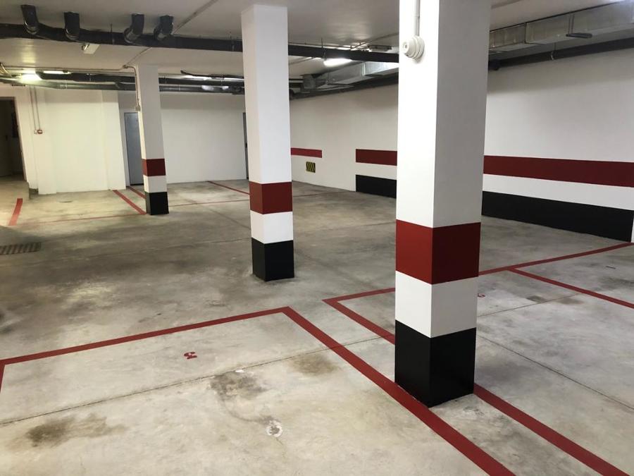 pintura interior de garaje columnas y líneas